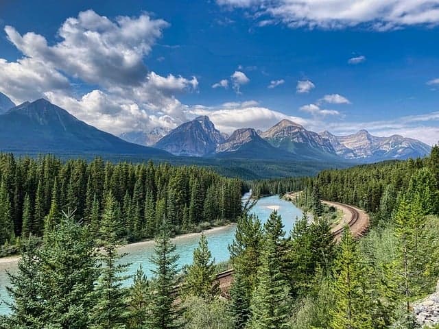eSIM Canada Guide: Best Travel Data Plans and Setup