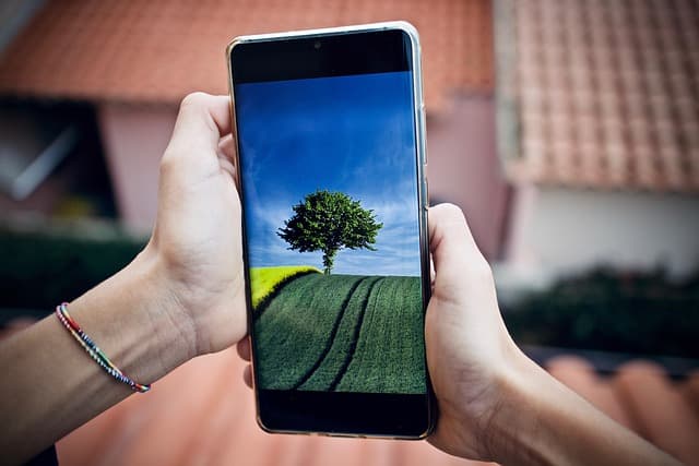 Cover image for article: First Android Phones to Support eSIM: A Travel Guide